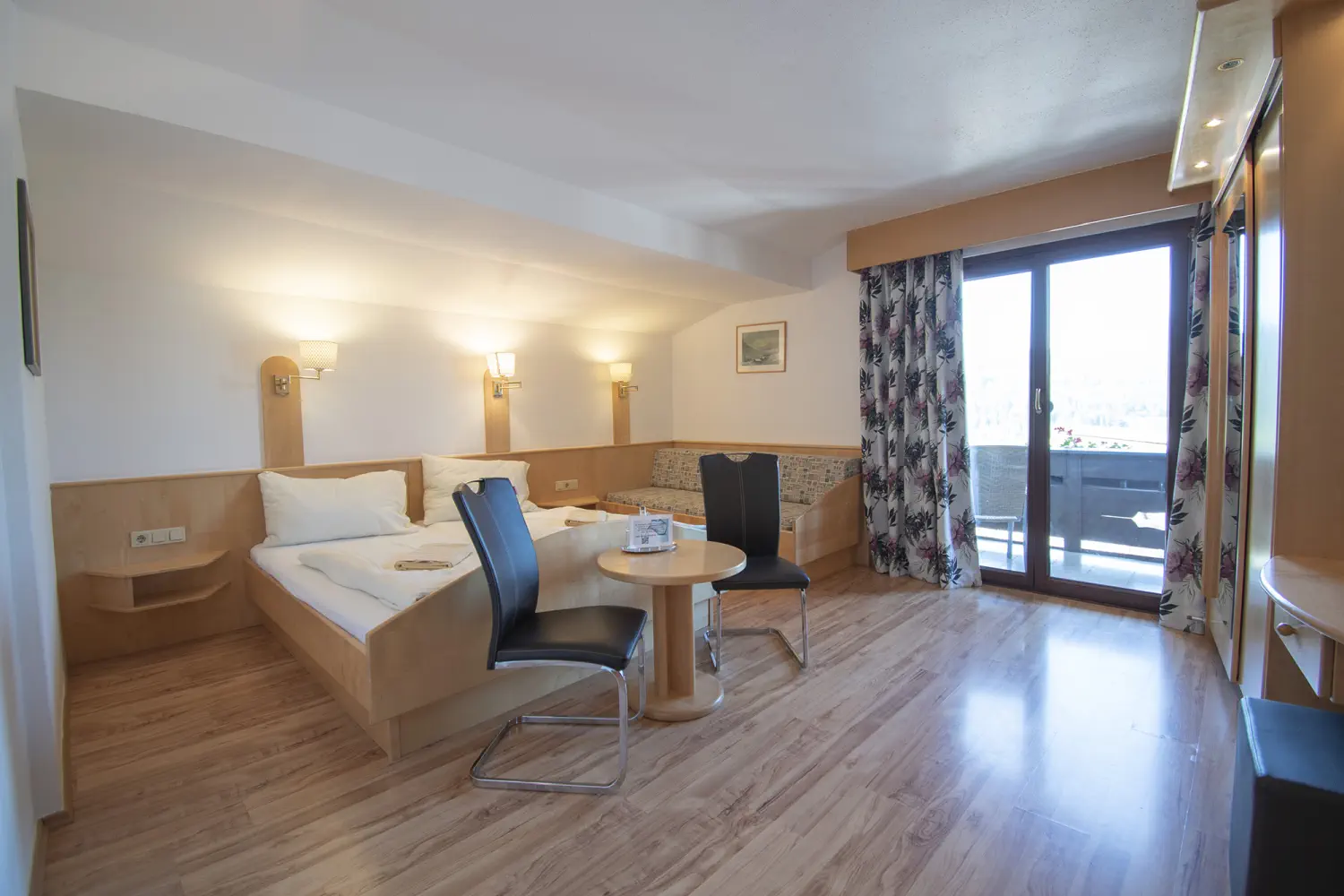 gem&uuml;tliches Schlafzimmer mit Doppelbett und Blick auf den Weissensee