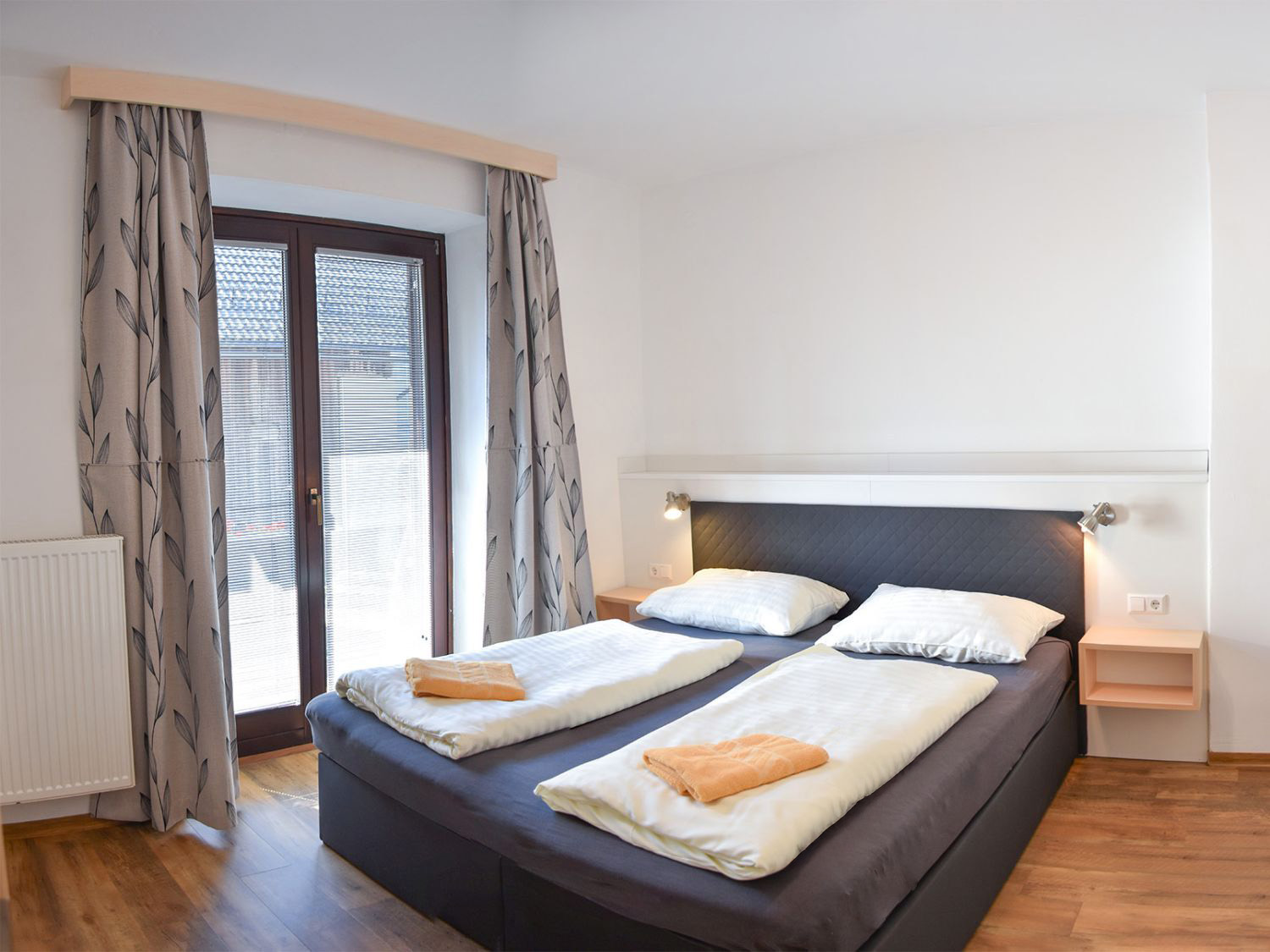 Modernes Schlafzimmer mit Doppelbett