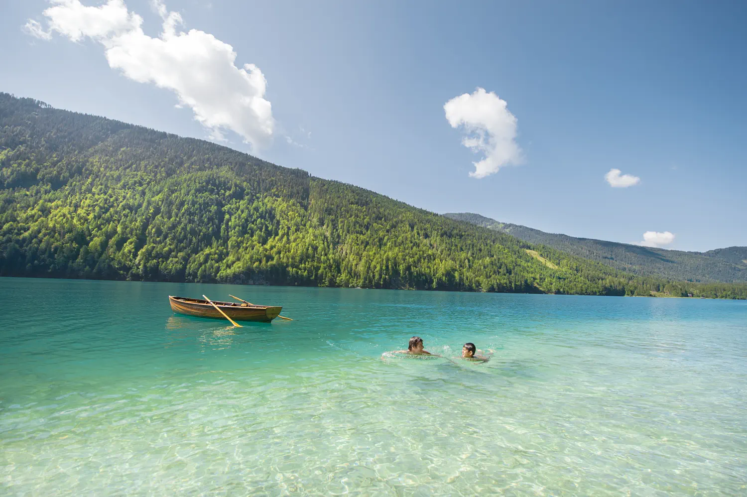 Vater und Sohn schwimmen im Weissensee